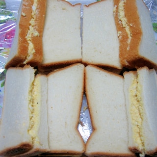 卵フィリングのサンドイッチ